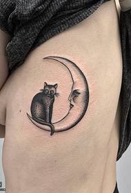 דפוס קעקוע חתול ירח בצד האחורי