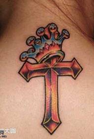 Modello piccolo tatuaggio croce corona posteriore