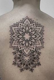 Klassieke stekende koperen bloem op rugtattoopatroon