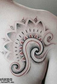 populiariausias totemo tatuiruotės modelis ant nugaros