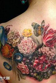 model de tatuaj de flori din spate