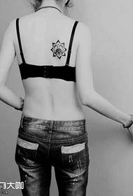 Modello di tatuaggio fiore nero posteriore