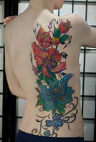 Tatuaggio tatuaggio color peonia che copre la parte posteriore della metà della ragazza
