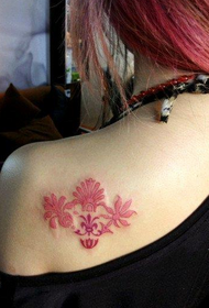 prostituee schouders perfect uitziende totem bloem tattoo patroon