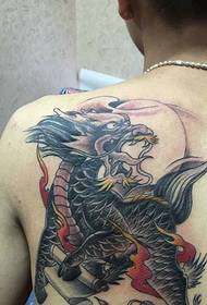 egy személyre szabott egyszarvú tetoválás, amely a hát hátát takarja