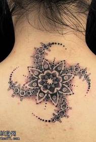 Esquena patró de tatuatge amb tòtem de henna índia