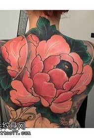 Un grande modello di tatuaggio di peonia sul retro