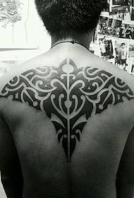 tattoo yowongolera kumbuyo kwa totem imakupangitsani kukhala olimba mtima