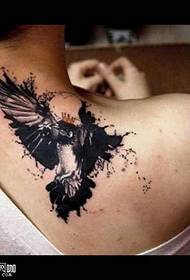 Modello tatuaggio corvo inchiostro posteriore