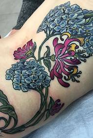 ຮູບແບບ tattoo ດອກໄມ້ທີ່ສວຍງາມ