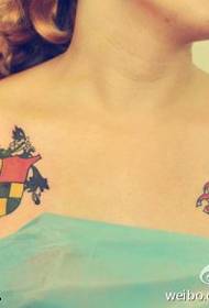 Modello di tatuaggio corona spalla colore nero e rosso