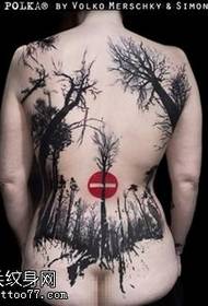 modello tatuaggio vecchio albero inchiostrato sul retro