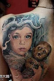 kembali gadis kecil memegang pola tato boneka kecil