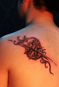 männlicher Rücken alternativer Kompass Tattoo