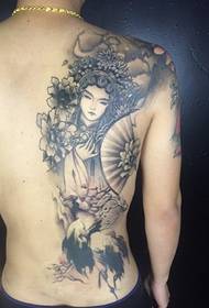 klasična cvjetna tetovaža s pola leđa