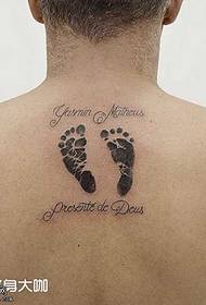 Задните стапки во моделот на тетоважа на англиски јазик