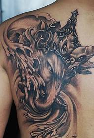 vīriešu muguras ziloņu deguna dievietes tetovējums