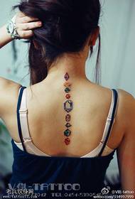 Farebné svetlé kosoštvorcové tetovanie