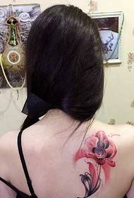 ragazza schiena fiore tatuaggio tatuaggio lusinghiero sexy