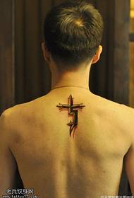 Juodas kietas tatuiruotės kryžius