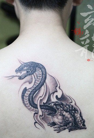 gutter tilbake personlighet kreativ slange og hodeskalle tatovering