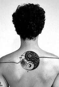 uzorak tetovaže tračeva na leđima