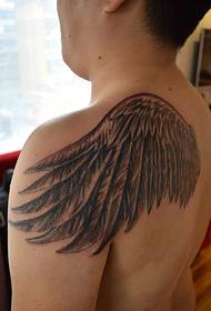 ličnost na pola krila tetovaža leđa