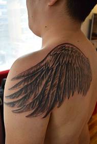 tatuaje de espalda de media ala de personalidad