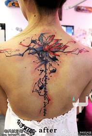 Klassiek lotus tattoo-patroon in inktstijl