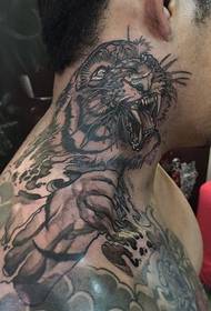 U tatuatore di Singapore elvin yong tattoo hà apprezzatu