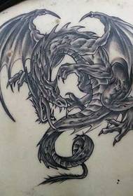 model de tatuaj din spate dragon