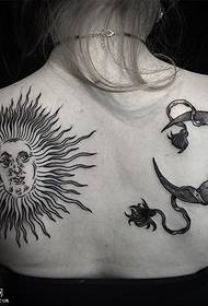 Zadnji vzorec tetovaže za sončenje s sončno luno