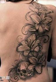 Back modelin e tatuazheve të luleve