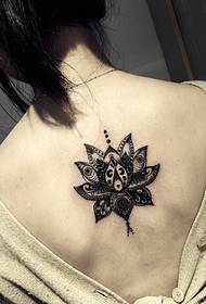 Tatuaggio fiore della colonna vertebrale sexy e bello