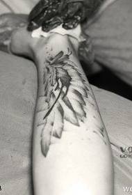 Невидлив модел на тетоважа со крилја