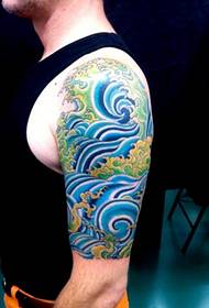 asul na sea wave spray pattern tattoo sa likod
