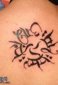 čudovit sanskrtski vzorec tatoo na hrbtu