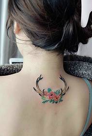 Любимият татуировка на рог на модното момиче