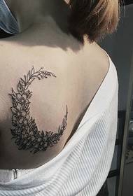 noia va deixar patró de tatuatge de flors de lluna