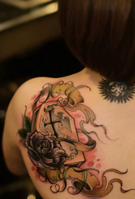 女性背部欧美棺材纹身图案