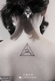 bakre triangel geometriska tatuering mönster
