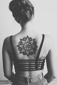 atpakaļ skaists skaists mežģīņu ziedu tetovējums