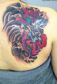 takarja le a jobb oldali kreatív totem tetoválást a hátán
