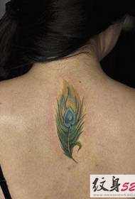 背中の美しい繊細な孔雀翎孔雀の羽のタトゥー