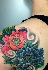 duha ka lainlaing mga tattoo sa likod nga peony