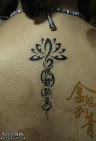 hermoso loto tótem de espalda y tatuaje chino