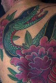 спина зеленая змея пион татуировки