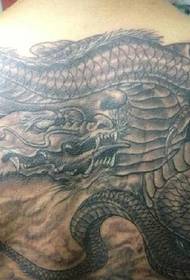 un tatuaggio del drago prepotente a metà schiena