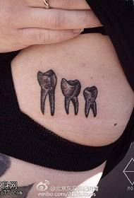 Patrón de tatuaje de dientes clásicos posteriores