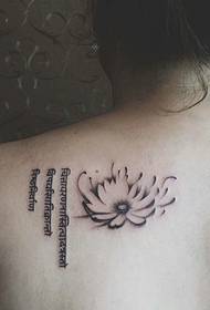 qhaus nrog Sanskrit ua ke rov qab tattoo txawv